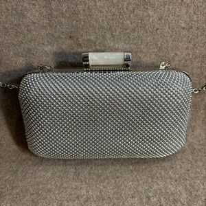 JESSICA MCCLINTOCK Elegant Silver Beaded Crossbody Clutch Bag with Chain Strap